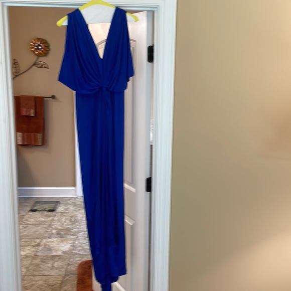 Beautiful blue formal gown - Picture 1 of 2